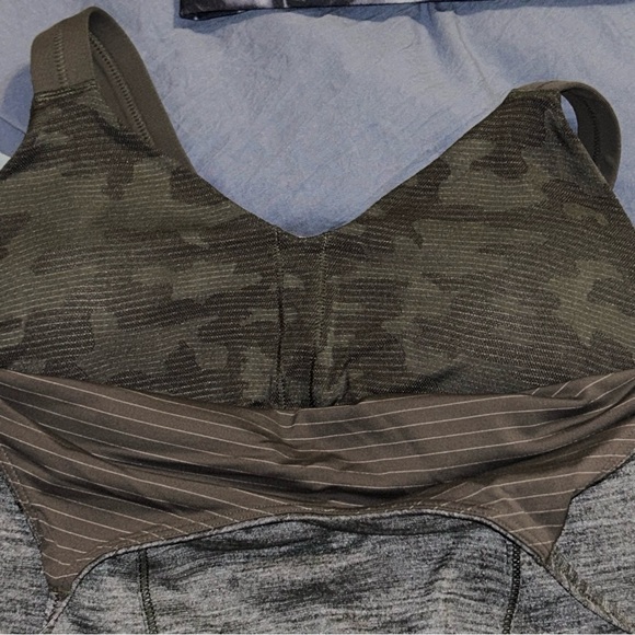 Lululemon Athletica Black tank with Camouflage Bra size 4 - Picture 6 of 6